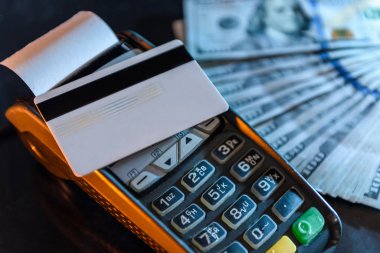 Kredi kartı ve terminal ile Amerikan doları