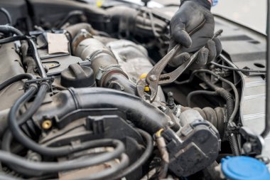 Eğitmeni olan güzel bir kadın arabada oturuyor.