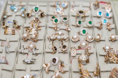 Dükkanda mücevher ve değerli taşlar var.