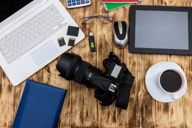 Dizüstü bilgisayar, dijital kamera ve tablet üzerindeki en üst görünüm