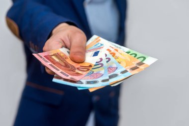 Avro banknotlarının seçici odak noktası erkeklerin ellerinde