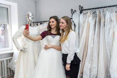 Düğün salonunda selfie çeken iki güzel kız.