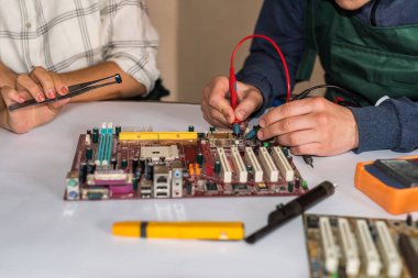 Eller lehimleyerek bilgisayar anakartını onarıyor