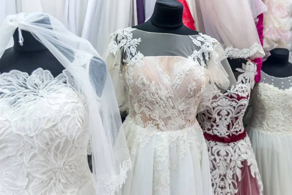 Robes Mariée Sur Mannequins Dans Salon Mariée — Photo