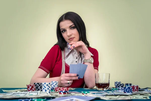 Attraktiv Brunett Kvinna Med Spelkort Och Pokerbord — Stockfoto