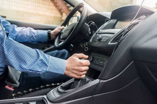 車の固定安全ベルト付きドライバー — ストック写真