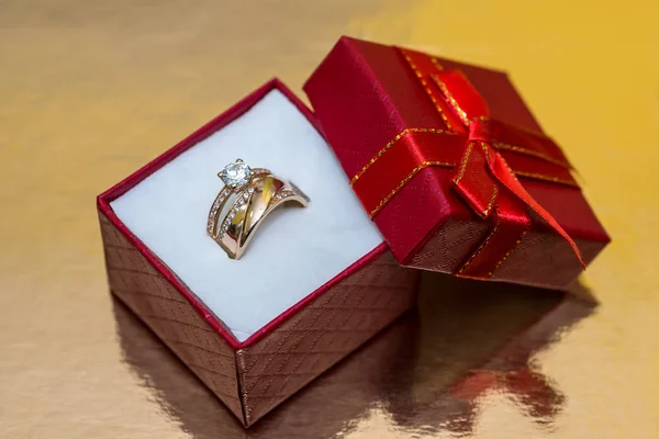 Couronne Bague Dorée Coffret Cadeau Rouge — Photo