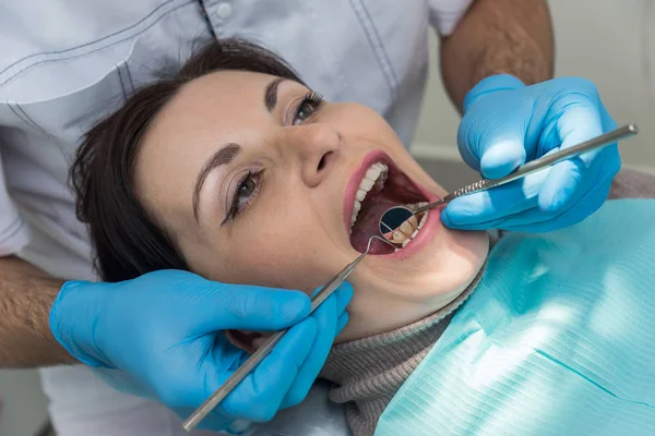 Dentista Que Compara Color Los Dientes Del Paciente Con Muestreador — Foto de Stock