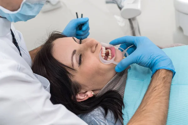 Mãos Dentista Com Instrumentos Fechamento Face Paciente — Fotografia de Stock