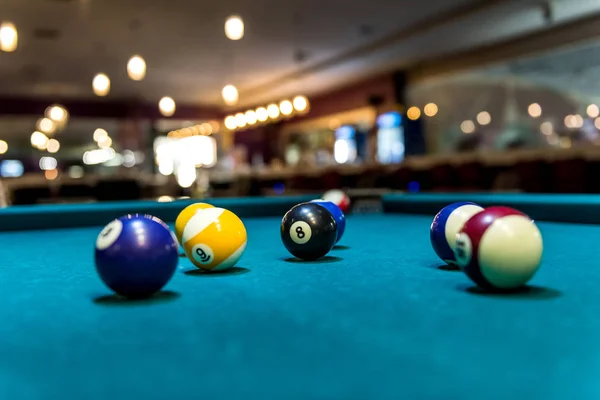 Masada, oyunda ve kumarda renkli bilardo topları — Stok fotoğraf
