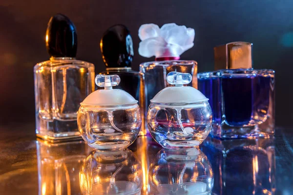 Perfumy w butelkach na ciemnym tle zbliżenie — Zdjęcie stockowe