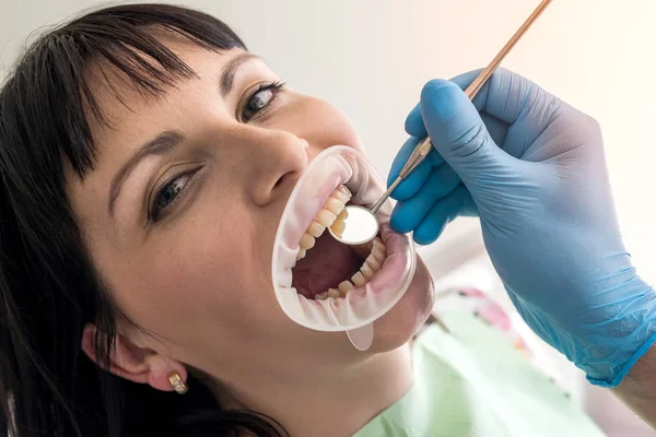 Macro Dos Dentes Paciente Com Espelho Dentista — Fotografia de Stock