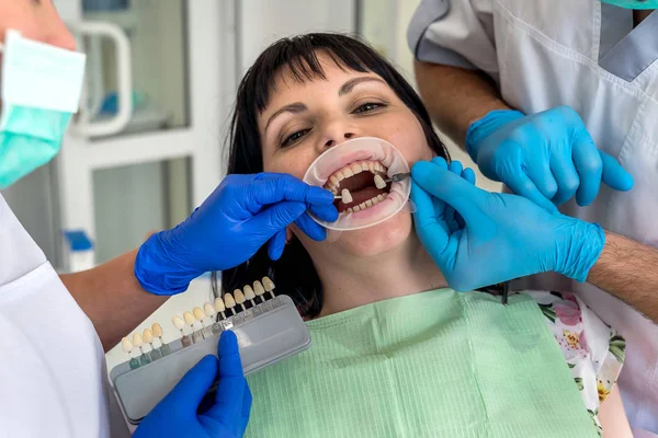 Mujer Paciente Silla Dentista Comparando Dientes Con Muestreador — Foto de Stock