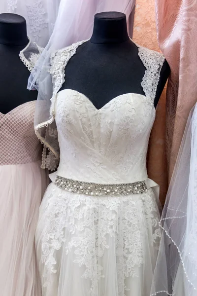 Крупный План Белом Свадебном Платье Манекене — стоковое фото