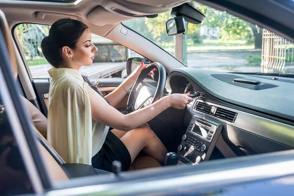 Morena Mujer Arrancando Motor Coche Con Llave — Foto de Stock