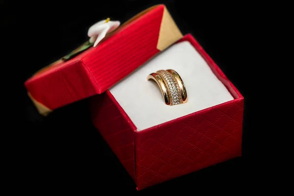 Zlaté Snubní Prsteny Červené Dárkové Krabici Černém Pozadí — Stock fotografie