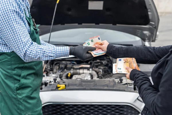 Manos Femeninas Que Dan Billetes Euros Para Servicio Automóviles — Foto de Stock