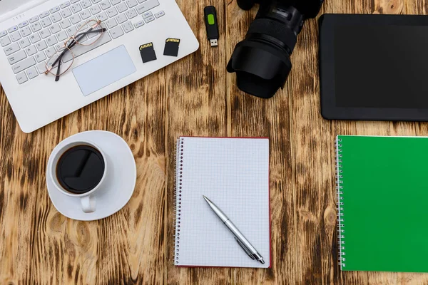 Draufsicht auf Digitalkamera, Laptop und Notizblock — Stockfoto