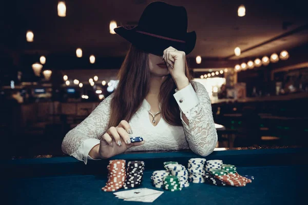 Kvinna Hatt Som Erbjuder Casino Chips Handflatan — Stockfoto