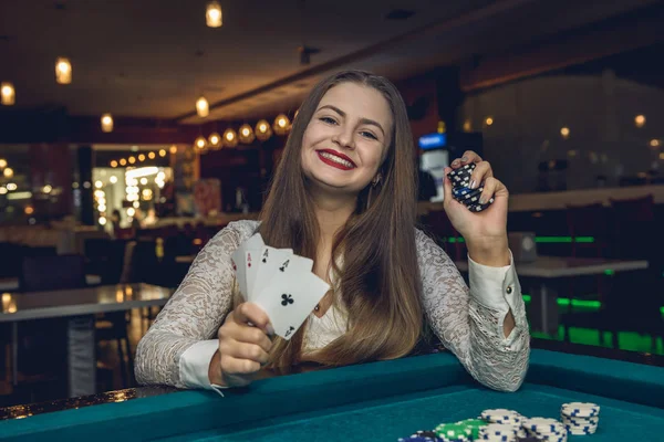 Ung Dam Casino Med Fyra Ess — Stockfoto