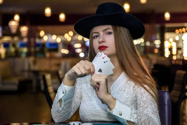 Ung dam i casino med fyra ess — Stockfoto