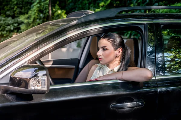 Attraktive Und Schöne Brünette Sitzt Auto — Stockfoto