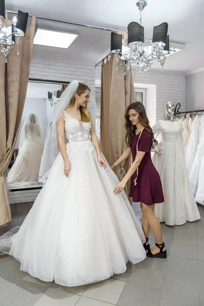 Портной Свадебном Салоне Помогает Невесте Примерить Платье — стоковое фото