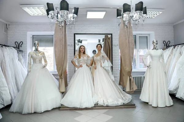 Две Счастливые Женщины Свадебных Платьях Позируют Салоне — стоковое фото
