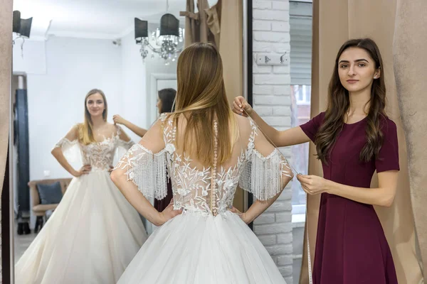 Портной Измеряет Свадебное Платье Невесты Магазине — стоковое фото