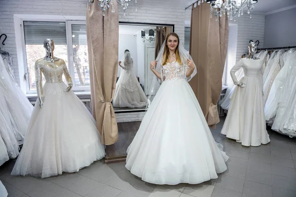 Молодая улыбающаяся невеста позирует в свадебном платье — стоковое фото