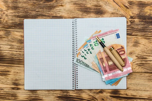 Банкноти Євро Ручкою Порожньому Блокноті — стокове фото
