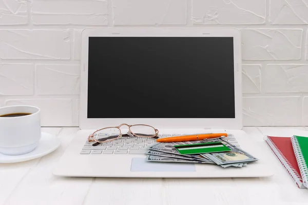 Laptop, Kreditkarte, Dollar und Kaffeetasse — Stockfoto