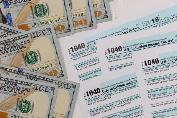 Форма налога 1040 с банкнотами в долларах США закрывается — стоковое фото