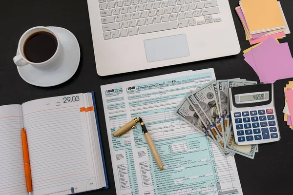 Formulario de impuestos 1040 con portátil y café en la oficina — Foto de Stock