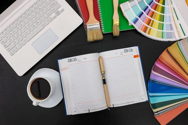 Estrategia de planificación con diarios y muestras de color — Foto de Stock
