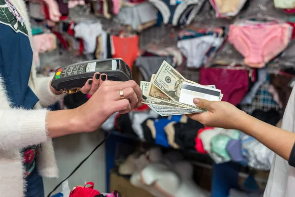 Betalning Underklädesbutik Med Kreditkort Och Dollar — Stockfoto