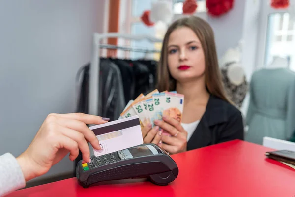 Selektywna Koncentracja Kobiecej Ręce Kartą Kredytową — Zdjęcie stockowe
