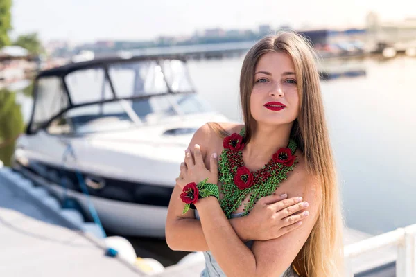Fiatal Gyönyörű Visel Ruhát Pózol Jacht — Stock Fotó