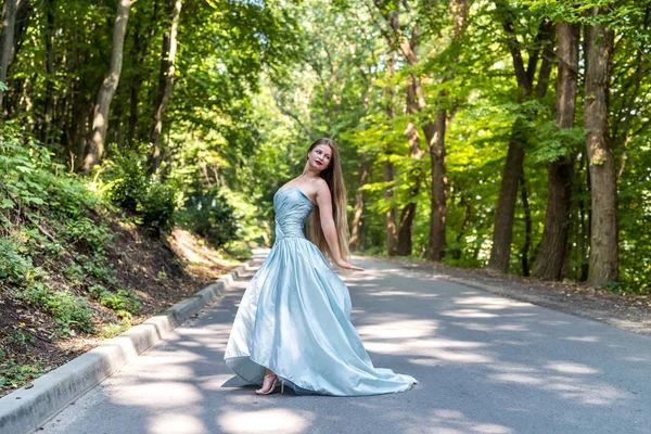 Schönes Model Modischem Kleid Das Freien Posiert — Stockfoto