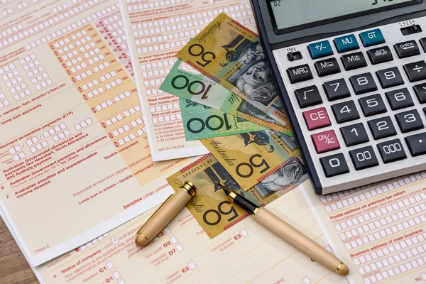 Hesap makinesi ve Avustralya dolarlarıyla Avustralya vergi formu