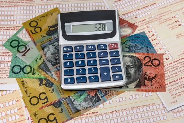 Υπολογιστής με αυστραλιανά δολάρια και φορολογική μορφή — Φωτογραφία Αρχείου