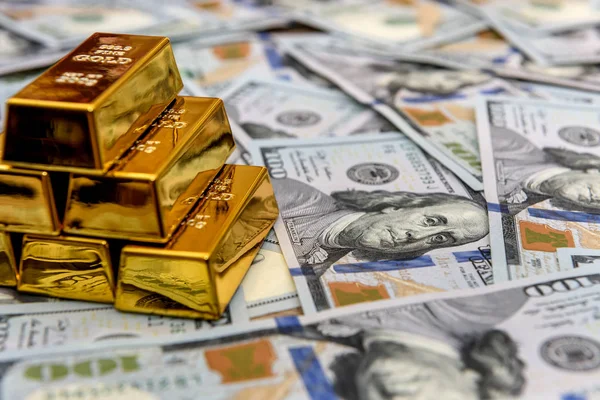 Gold bullion on american dollar banknotes close up — Stock Photo, Image