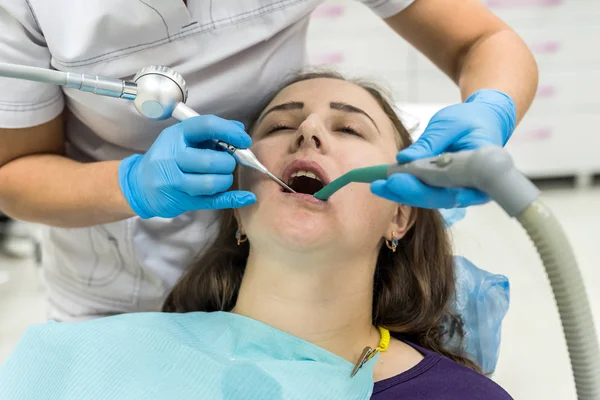Mujer paciente en odontología haciendo procedimiento de blanqueamiento — Foto de Stock