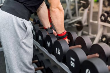 Spor salonunda dambılı erkek eller. Yaklaş.