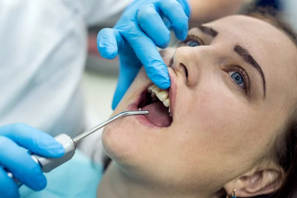 Paciente em odontologia com ferramentas estomatológicas, close-up — Fotografia de Stock