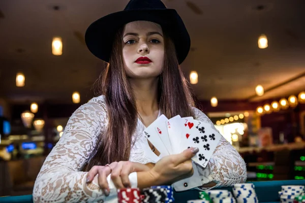 Kvinnlig Hand Med Spelkort Och Marker Närbild — Stockfoto