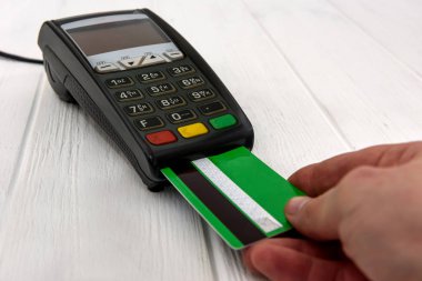 Bankacılık terminalinde insan eli tuşlara basıyor