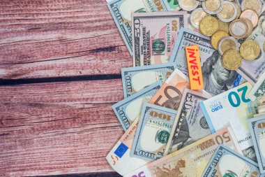 farklı euro ve dolar banknot para üstünde okul sırası ile.