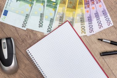 dizüstü bilgisayar, kalem, euro banknot ve Resepsiyon üstünde not etmek.