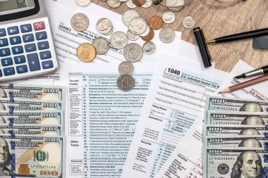 1040 vergi formu, Doları banknot ve madeni para, gözlük, kalem, kalem